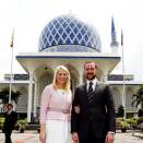 The Crown Prince and Crown Princess outside Malaysia's Blue Mosque (Photo: Gorm Kallestad / Scanpix)